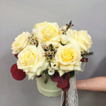 Шляпные коробочки с розами - магазин цветов «Фиеста» в Великом Новгороде